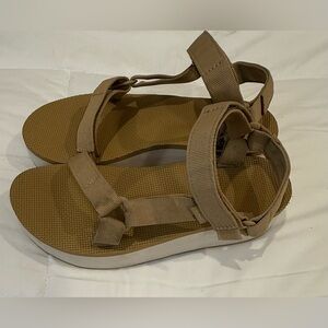 Teva Flatform Universal Sandals – Lark – Size 10 – Tan & White – 1 1/4” Platform
